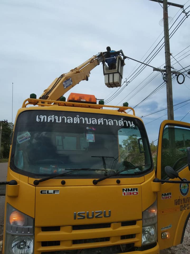 ทต.ศาลาด่าน ซ่อมแซมไฟฟ้าแสงสว่างสาธารณะถนนตั้งแต่โรงเรียนบ้านพระแอะ ไปจนถึงมัสยิดบ้านสมพรพรุก